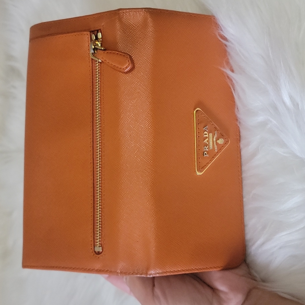 PRADA - Picture 3 of 16